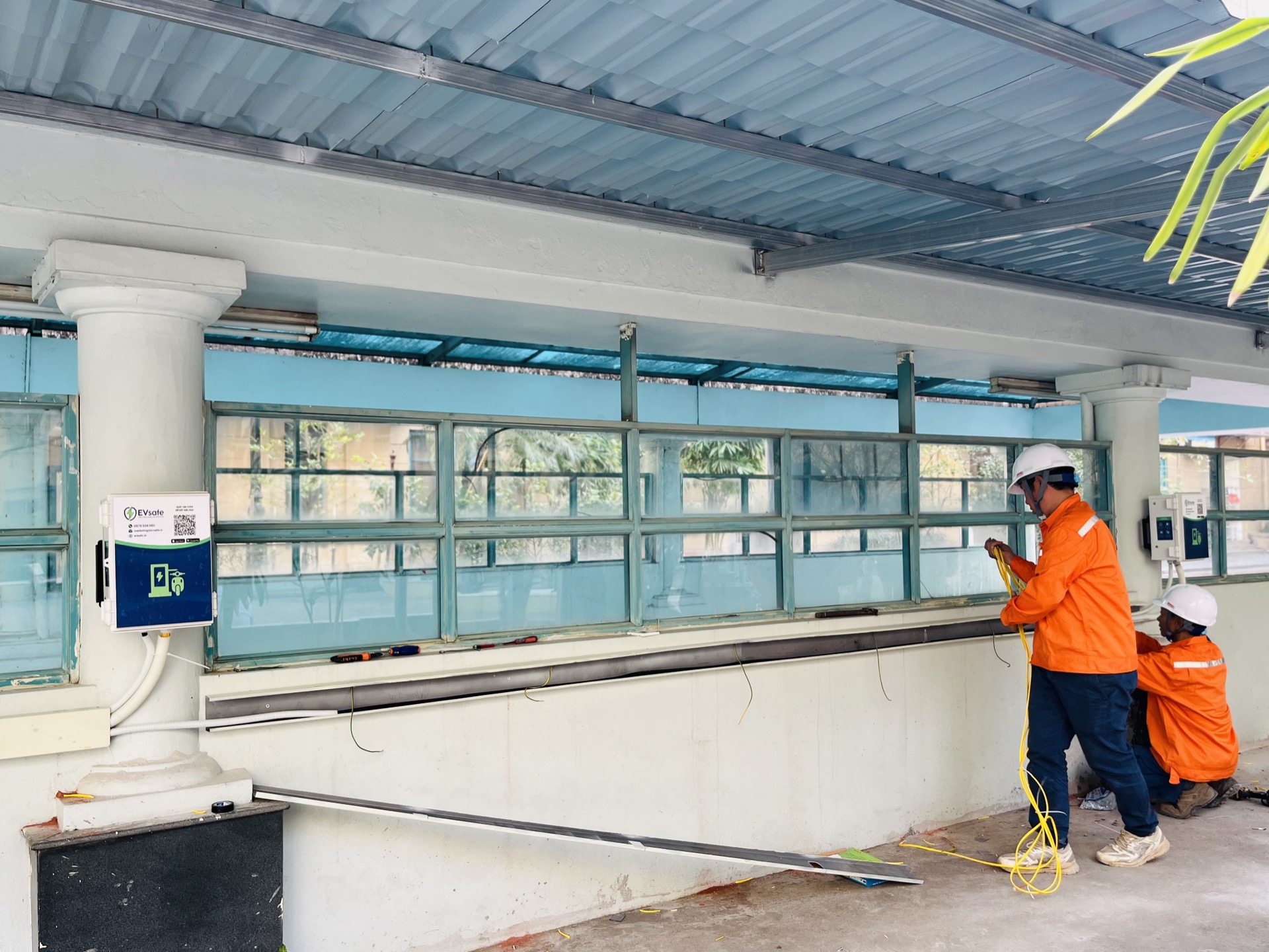 Trạm sạc xe máy điện EVsafe tại bãi đỗ xe