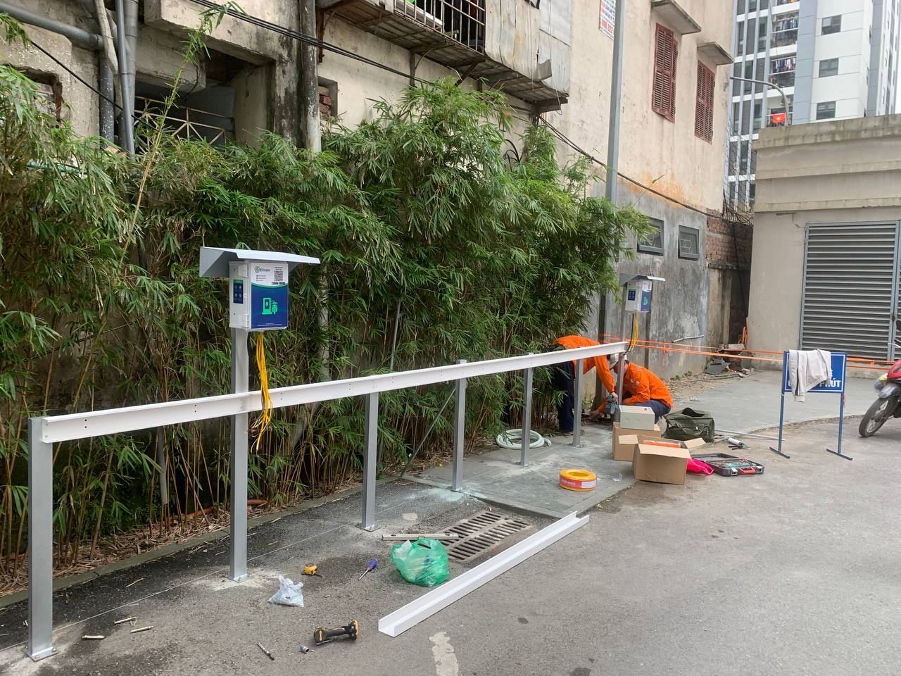 Kéo dây và lắp trụ sạc Việt Đức